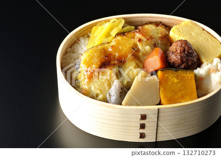 烤魚便當,黑色背景拍攝 烤魚便當,黑色背景拍攝 132710273