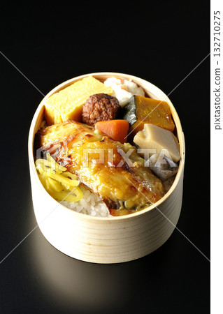 烤魚便當,黑色背景拍攝 烤魚便當,黑色背景拍攝 132710275