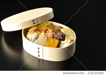 烤魚便當,黑色背景拍攝 烤魚便當,黑色背景拍攝 132710289