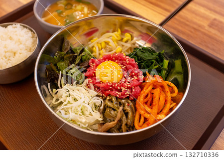 Korean food. Beef tartare bibimbap 132710336