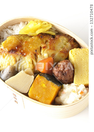 白色背景上的烤魚便當照片 132710478