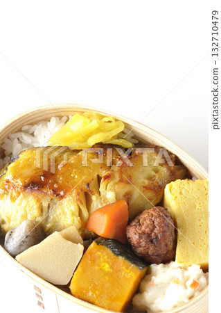 白色背景上的烤魚便當照片 白色背景上的烤魚便當照片 132710479