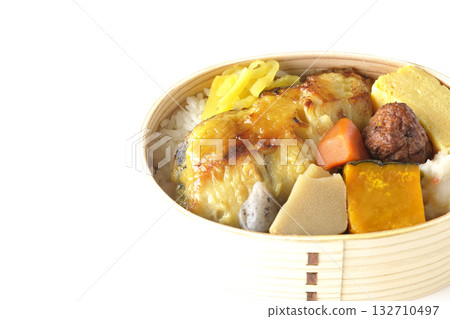 白色背景上的烤魚便當照片 132710497