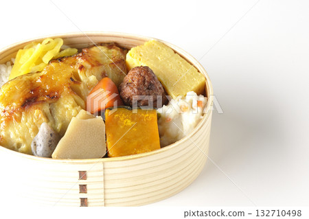 白色背景上的烤魚便當照片 白色背景上的烤魚便當照片 132710498