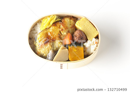 白色背景上的烤魚便當照片 132710499
