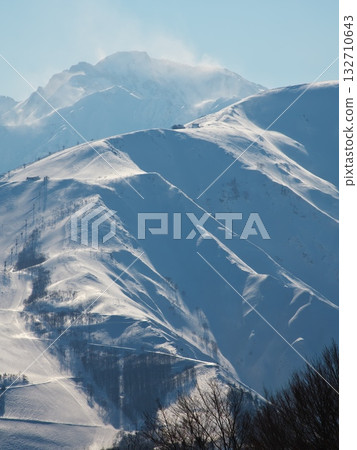 從岩岳岳雪原山頂遠眺白馬八方尾根滑雪場和五棱岳 132710643