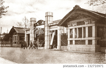Old photo of the main gate of Tokyo Imperial University, 1924-1927 132710971