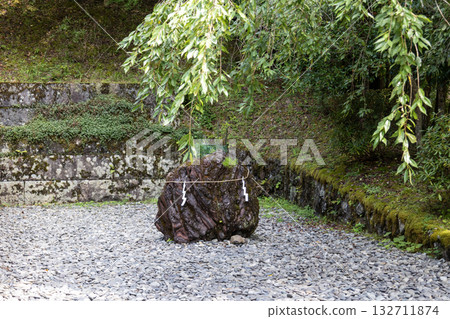 奈良縣天川大弁財天神社禍禦殿內供奉的一塊大石頭 [照片拍攝於2025年8月] 132711874