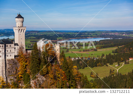 秋日晨光中的新天鵝堡壯麗景觀 132712211