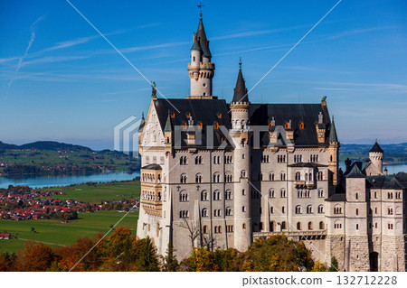 秋日晨光中的新天鵝堡壯麗景觀 秋日晨光中的新天鵝堡壯麗景觀 132712228