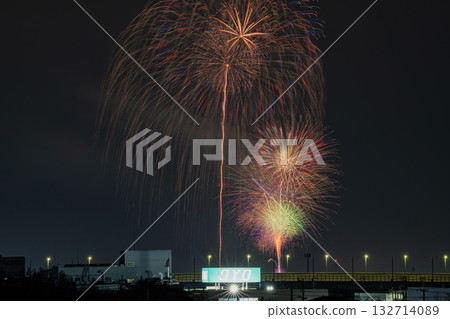 The Hiraguchi Hachiman Shrine Festival in Hamamatsu City: Fireworks display and the Shin-Tomei Expressway (Shizuoka Prefecture) The Hiraguchi Hachiman Shrine Festival in Hamamatsu City: Fireworks display and the Shin-Tomei Expressway (Shizuoka Prefecture) 132714089