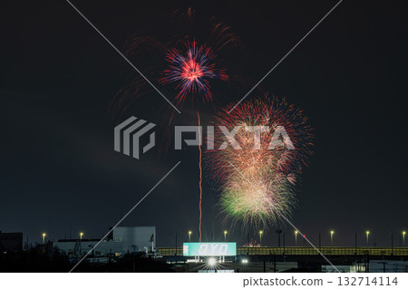 The Hiraguchi Hachiman Shrine Festival in Hamamatsu City: Fireworks display and the Shin-Tomei Expressway (Shizuoka Prefecture) 132714114