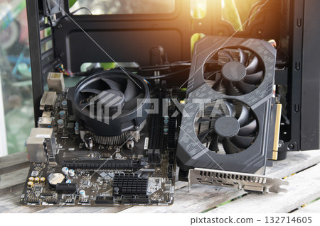 The motherboard and graphics card are the main components of a computer. 132714605