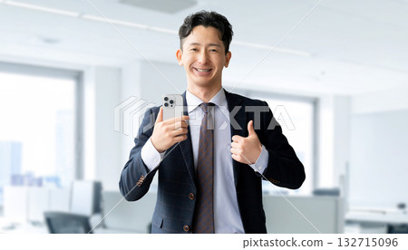 擁有智慧型手機真好!一名男子擺姿勢 擁有智慧型手機真好!一名男子擺姿勢 132715096
