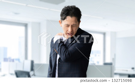 患有肩膀僵硬的男性商人 132715098