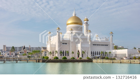 Omar Ali Saifuddien Mosque at sunset, Bandar Seri Begawan, Brunei. Omar Ali Saifuddien Mosque at sunset, Bandar Seri Begawan, Brunei. 132716416