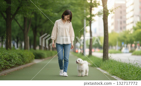 一位微笑的女士牽著她的狗散步 132717772