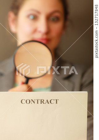 Business woman with contract and loupe 132717848