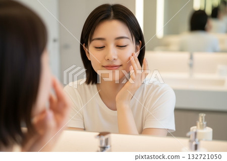 一個女人在鏡子前護膚 132721050