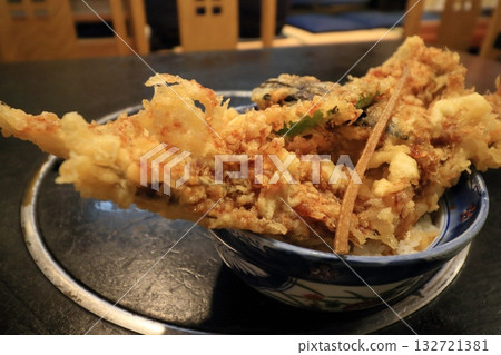 Conger eel tempura bowl: A bowl of tempura with a large conger eel that overflows from the bowl Conger eel tempura bowl: A bowl of tempura with a large conger eel that overflows from the bowl 132721381