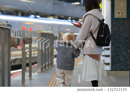 A child who is happy to see the Shinkansen A child who loves the Shinkansen A child who is happy to see the Shinkansen A child who loves the Shinkansen 132721535