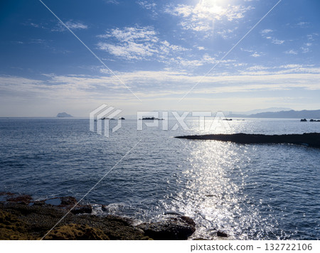 從台灣野柳地質公園眺望大海和山脈 從台灣野柳地質公園眺望大海和山脈 132722106