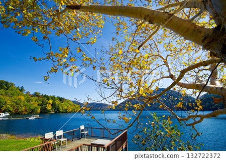 Autumn leaves of Lake Shibetsu 132722372