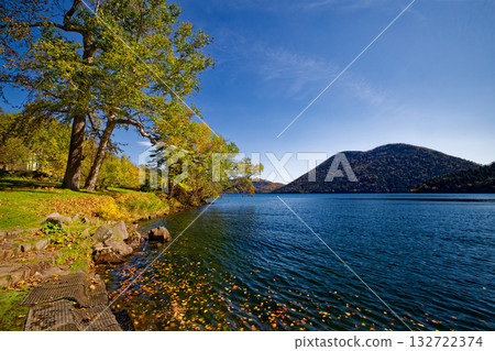 Autumn leaves of Lake Shibetsu 132722374