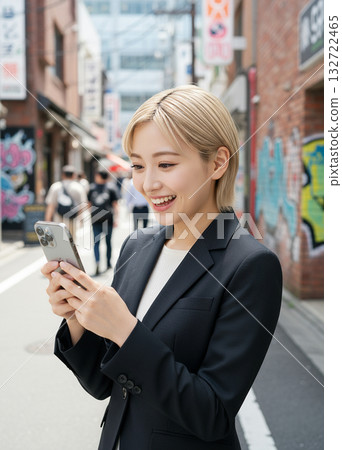 一名金髮女子在城市裡使用智慧型手機。 132722465