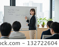 女商人正在白板上做演示 132722604