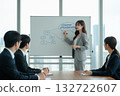 女商人正在白板上做演示 132722607