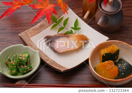 Note: The autumn leaves are artificial. Grilled salted yellowtail, simmered pumpkin, okra dressed with sesame dressing. Images of side dishes. 132723364