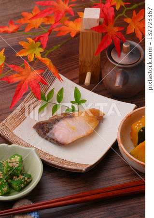Note: The autumn leaves are artificial. Grilled salted yellowtail, simmered pumpkin, okra dressed with sesame dressing. Images of side dishes. Note: The autumn leaves are artificial. Grilled salted yellowtail, simmered pumpkin, okra dressed with sesame dressing. Images of side dishes. 132723367