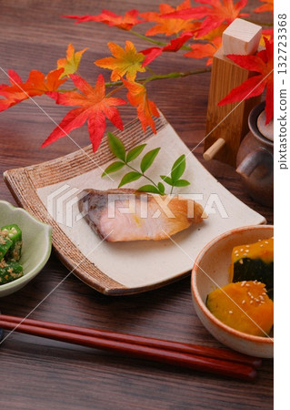 Note: The autumn leaves are artificial. Grilled salted yellowtail, simmered pumpkin, okra dressed with sesame dressing. Images of side dishes. Note: The autumn leaves are artificial. Grilled salted yellowtail, simmered pumpkin, okra dressed with sesame dressing. Images of side dishes. 132723368