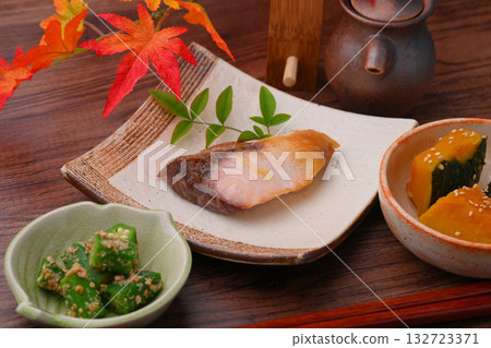 註:秋葉為人造。烤鹽漬黃尾魚、燉南瓜、芝麻醬秋葵。配菜圖片。 註:秋葉為人造。烤鹽漬黃尾魚、燉南瓜、芝麻醬秋葵。配菜圖片。 132723371