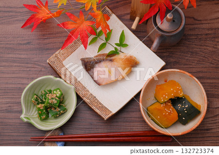 Note: The autumn leaves are artificial. Grilled salted yellowtail, simmered pumpkin, okra dressed with sesame dressing. Images of side dishes. 132723374