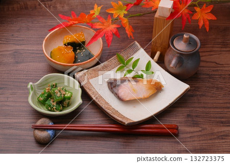 註：秋葉為人造。烤鹽漬黃尾魚、燉南瓜、芝麻醬秋葵。配菜圖片。 132723375