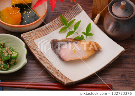 Note: The autumn leaves are artificial. Grilled salted yellowtail, simmered pumpkin, okra dressed with sesame dressing. Images of side dishes. 132723376