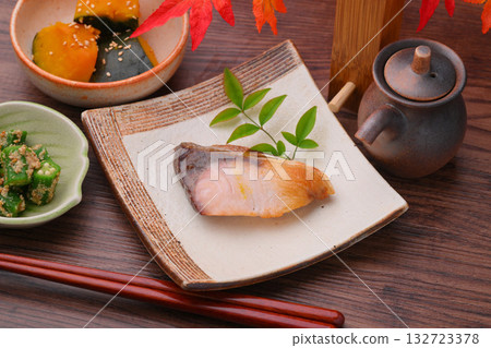 Note: The autumn leaves are artificial. Grilled salted yellowtail, simmered pumpkin, okra dressed with sesame dressing. Images of side dishes. Note: The autumn leaves are artificial. Grilled salted yellowtail, simmered pumpkin, okra dressed with sesame dressing. Images of side dishes. 132723378