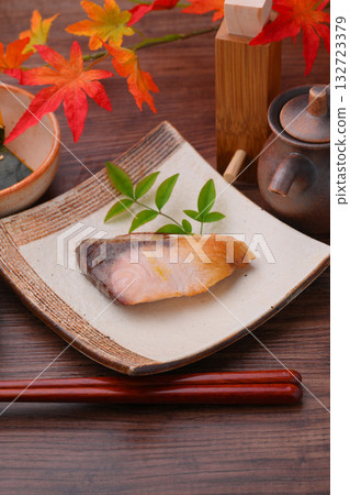 註：秋葉為人造。烤鹽漬黃尾魚、燉南瓜、芝麻醬秋葵。配菜圖片。 132723379