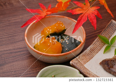 註：秋葉為人造。烤鹽漬黃尾魚、燉南瓜、芝麻醬秋葵。配菜圖片。 132723381