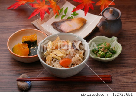 Note: The autumn leaves are artificial. Takikomi gohan (rice cooked with mixed vegetables), gomoku gohan (rice with mixed vegetables), mushroom gohan (rice with mixed vegetables), salt-grilled yellowtail, simmered pumpkin, and sesame-dressed okra. 132723691