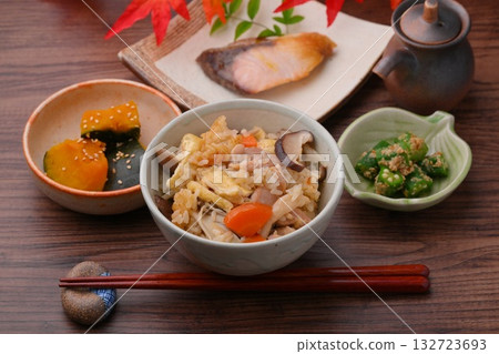 Note: The autumn leaves are artificial. Takikomi gohan (rice cooked with mixed vegetables), gomoku gohan (rice with mixed vegetables), mushroom gohan (rice with mixed vegetables), salt-grilled yellowtail, simmered pumpkin, and sesame-dressed okra. Note: The autumn leaves are artificial. Takikomi gohan (rice cooked with mixed vegetables), gomoku gohan (rice with mixed vegetables), mushroom gohan (rice with mixed vegetables), salt-grilled yellowtail, simmered pumpkin, and sesame-dressed okra. 132723693