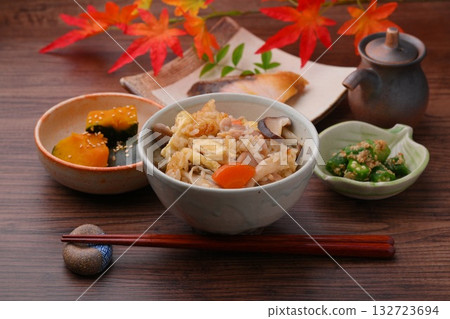 註:秋葉為人造葉。什錦蔬菜飯、五子飯、蘑菇飯、鹽烤黃尾魚、燉南瓜、芝麻秋葵。 註:秋葉為人造葉。什錦蔬菜飯、五子飯、蘑菇飯、鹽烤黃尾魚、燉南瓜、芝麻秋葵。 132723694