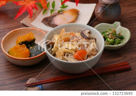 註：秋葉為人造葉。什錦蔬菜飯、五子飯、蘑菇飯、鹽烤黃尾魚、燉南瓜、芝麻秋葵。 132723695