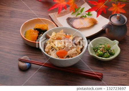 Note: The autumn leaves are artificial. Takikomi gohan (rice cooked with mixed vegetables), gomoku gohan (rice with mixed vegetables), mushroom gohan (rice with mixed vegetables), salt-grilled yellowtail, simmered pumpkin, and sesame-dressed okra. 132723697