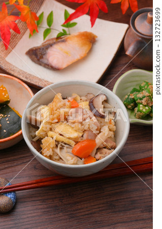 Note: The autumn leaves are artificial. Takikomi gohan (rice cooked with mixed vegetables), gomoku gohan (rice with mixed vegetables), mushroom gohan (rice with mixed vegetables), salt-grilled yellowtail, simmered pumpkin, and sesame-dressed okra. 132723699