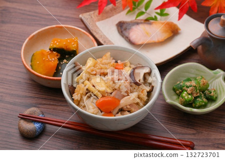 註:秋葉為人造葉。什錦蔬菜飯、五子飯、蘑菇飯、鹽烤黃尾魚、燉南瓜、芝麻秋葵。 註:秋葉為人造葉。什錦蔬菜飯、五子飯、蘑菇飯、鹽烤黃尾魚、燉南瓜、芝麻秋葵。 132723701