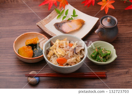 註:秋葉為人造葉。什錦蔬菜飯、五子飯、蘑菇飯、鹽烤黃尾魚、燉南瓜、芝麻秋葵。 註:秋葉為人造葉。什錦蔬菜飯、五子飯、蘑菇飯、鹽烤黃尾魚、燉南瓜、芝麻秋葵。 132723703