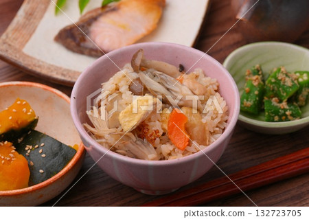 註:秋葉為人造葉。什錦蔬菜飯、五子飯、蘑菇飯、鹽烤黃尾魚、燉南瓜、芝麻秋葵。 註:秋葉為人造葉。什錦蔬菜飯、五子飯、蘑菇飯、鹽烤黃尾魚、燉南瓜、芝麻秋葵。 132723705